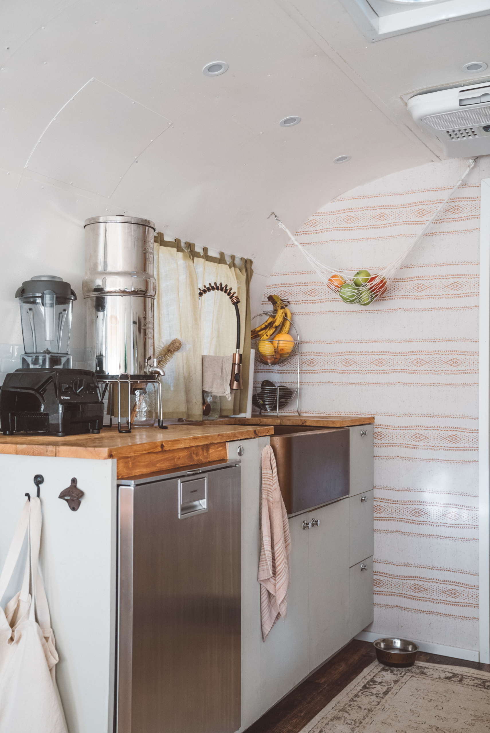 airstream kitchen        
        <figure class=